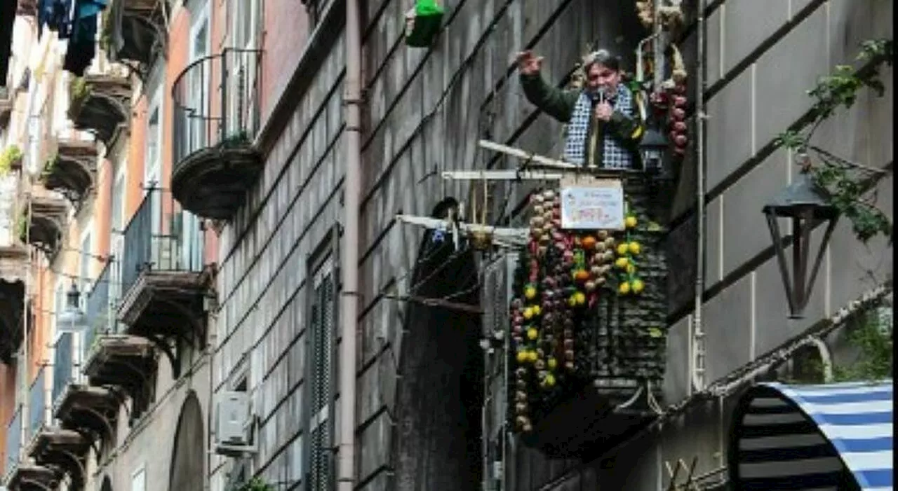 Topolino, il neomelodico che canta dal balcone a Napoli, incubo dei residenti: «Disturba noi e la scuola vicin