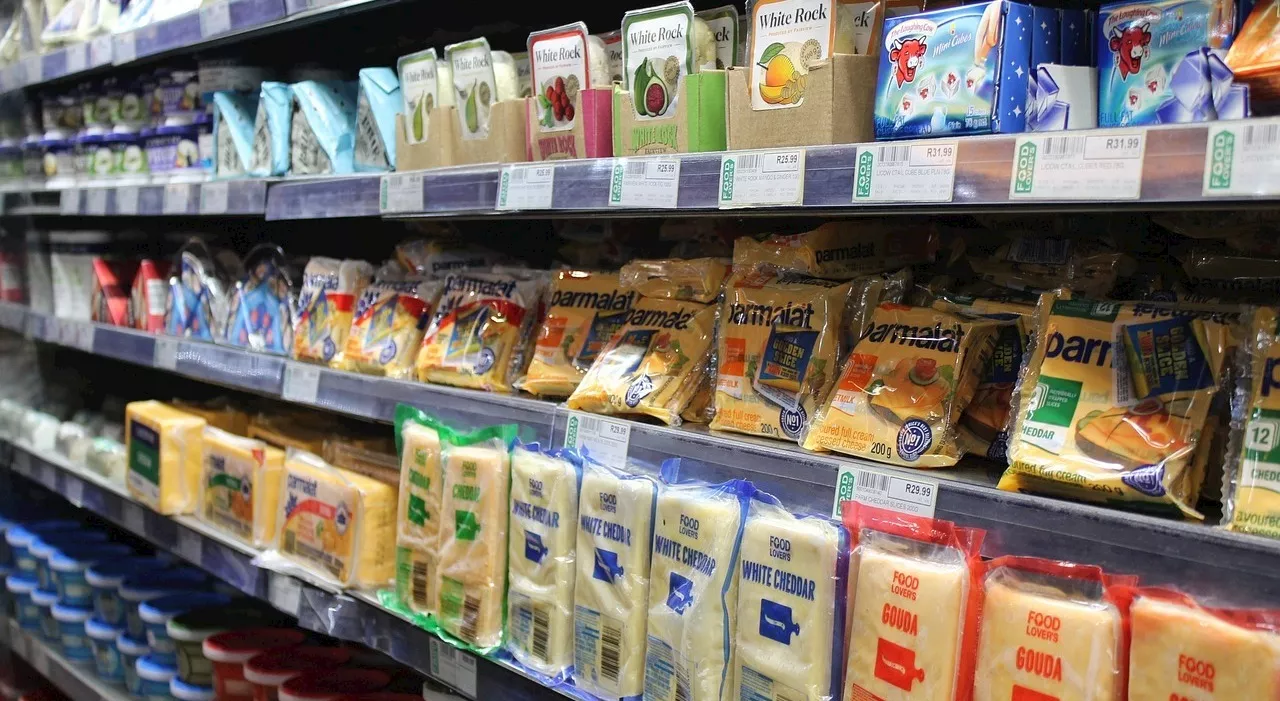 Tumore al seno, scoperte 200 sostanze “a rischio” negli imballaggi alimentari: dalla plastica alla carta, qual