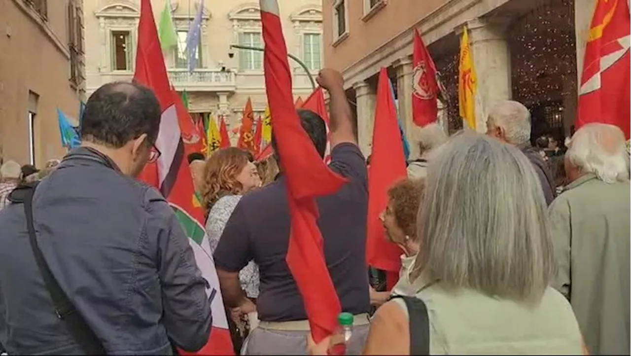 Sinistra e sindacati in piazza, coro-choc contro Meloni: &#034;La vogliamo in Siberia&#034;