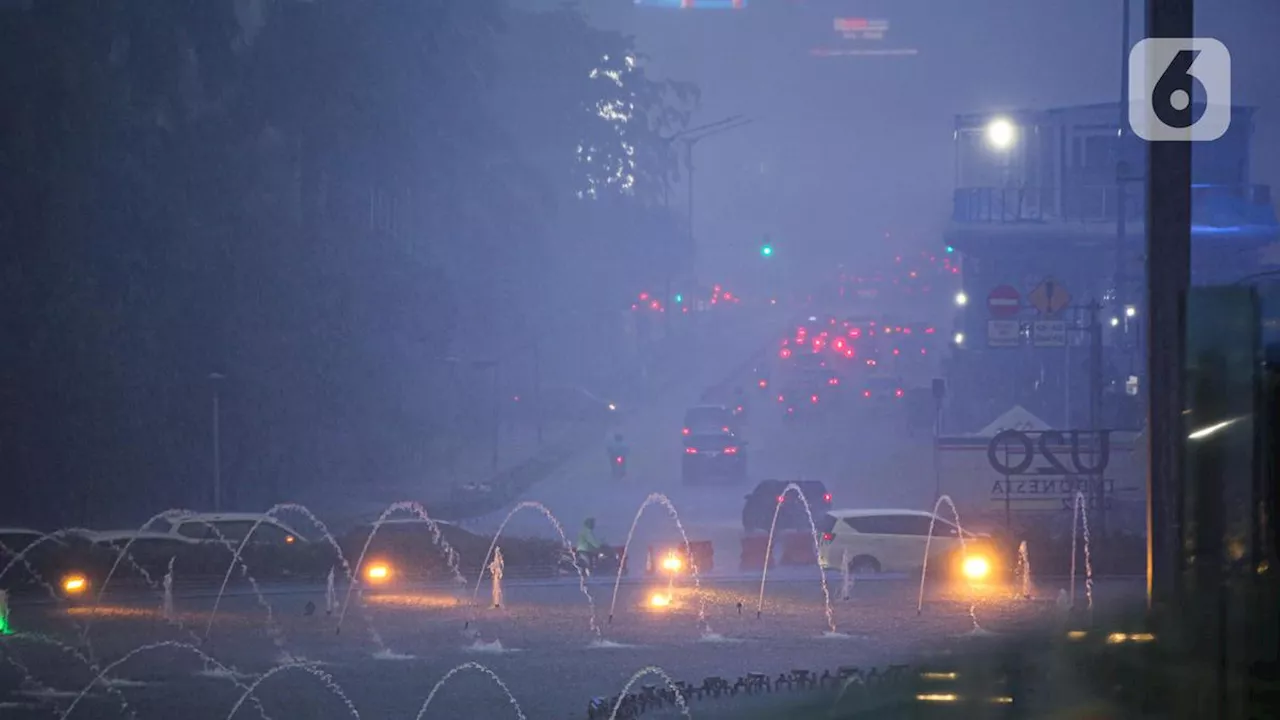 Hujan Deras Sejak Sore, Sejumlah Wilayah Jakarta Tergenang dan Pohon Tumbang