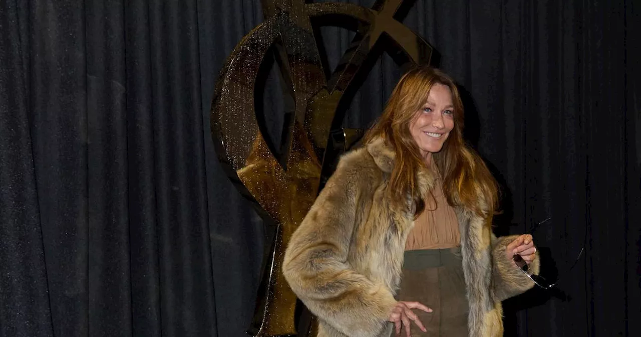 Carla Bruni en robe transparente, Philippine Leroy-Beaulieu seins nus... À Paris, le premier rang très sensuel du défilé Saint Laurent