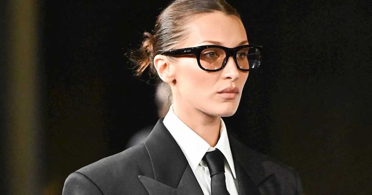En femme Saint Laurent, Bella Hadid signe son grand retour sur les podiums