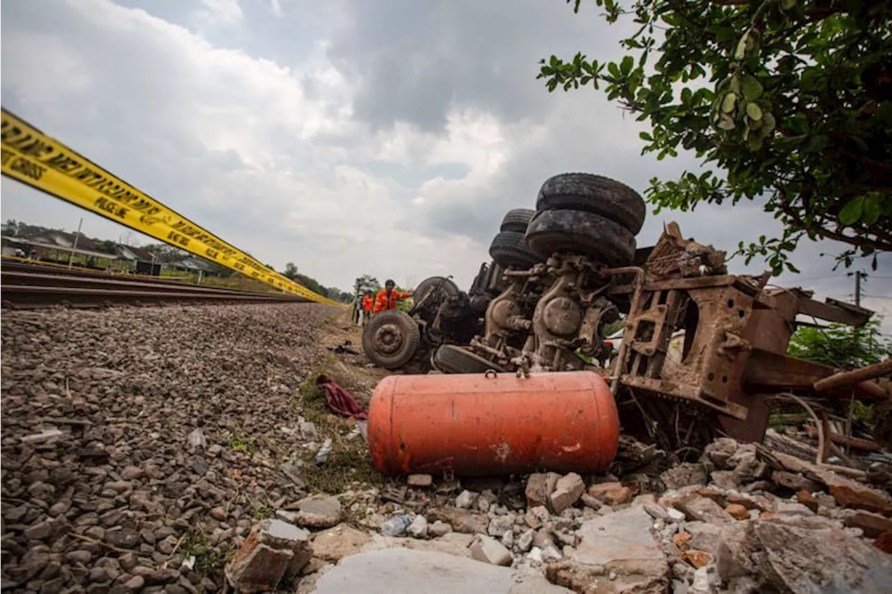 Nekat Terobos Perlintasan, Truk Molen Dihantam Kereta di Bantul