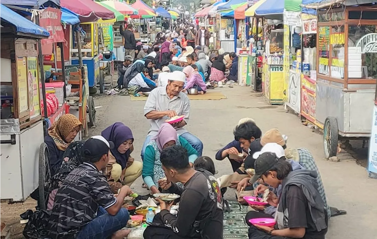 Silaturahmi Akbar, Ribuan Warga Lembang Gelar Makan Bersama di Jalan Desa