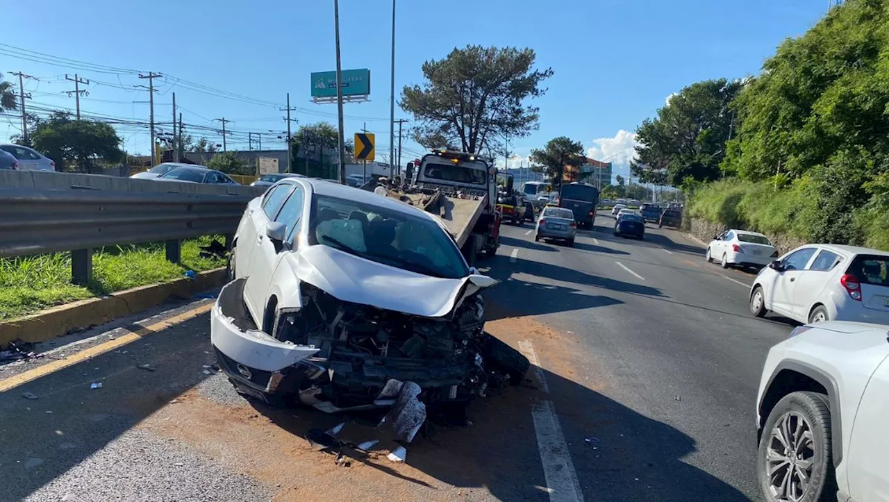 Auto invade contraflujo de Carretera Nacional, causa choque múltiple y 2 peatones terminan atropellados