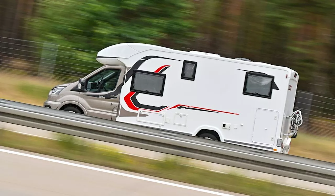 Tür verwechselt! Schwiegermutter fällt auf Autobahn aus Wohnmobil