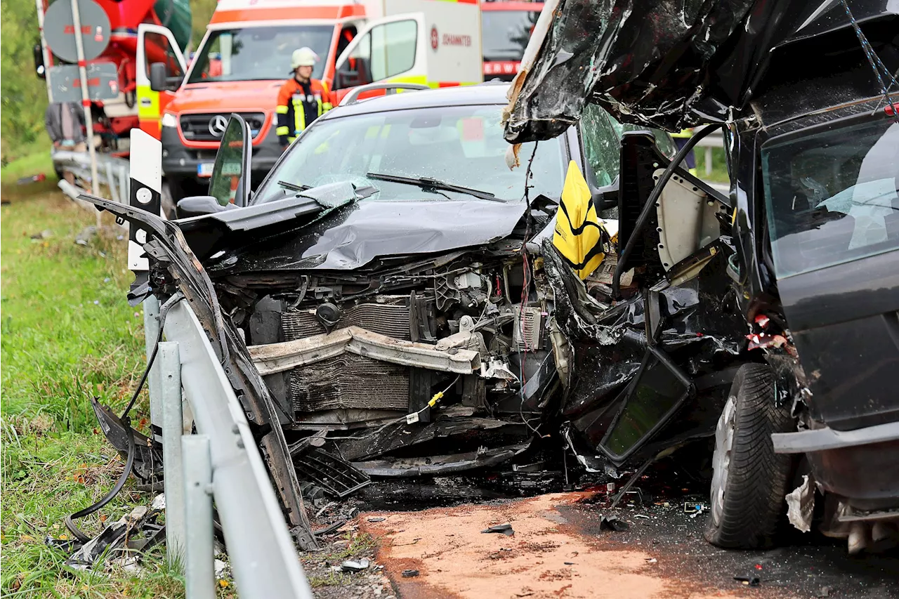 Frontalzusammenstoß mit Lkw - Autofahrer stirbt