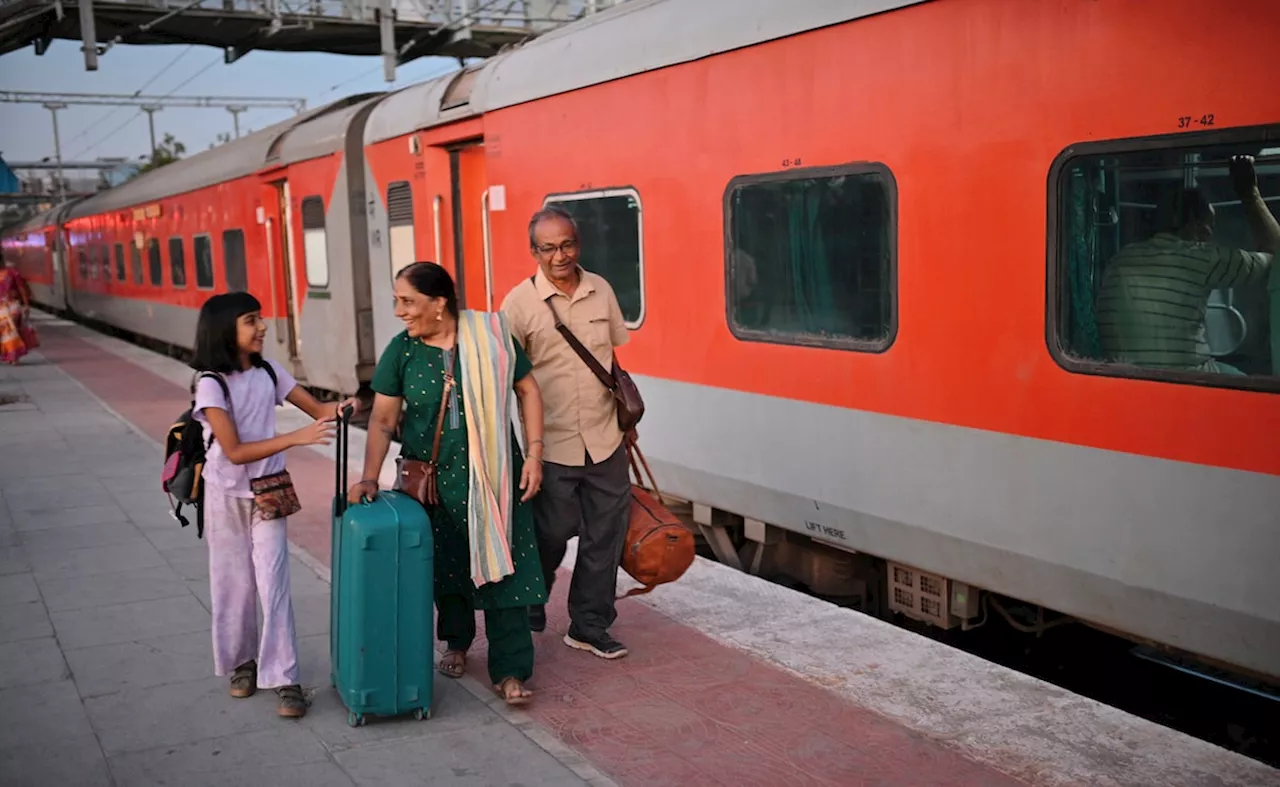 Indian Railways: ट्रेन में सीनियर सिटीजन को मिलती हैं ये 3 खास सुविधाएं, बहुत कम लोगों को पता है ये बात