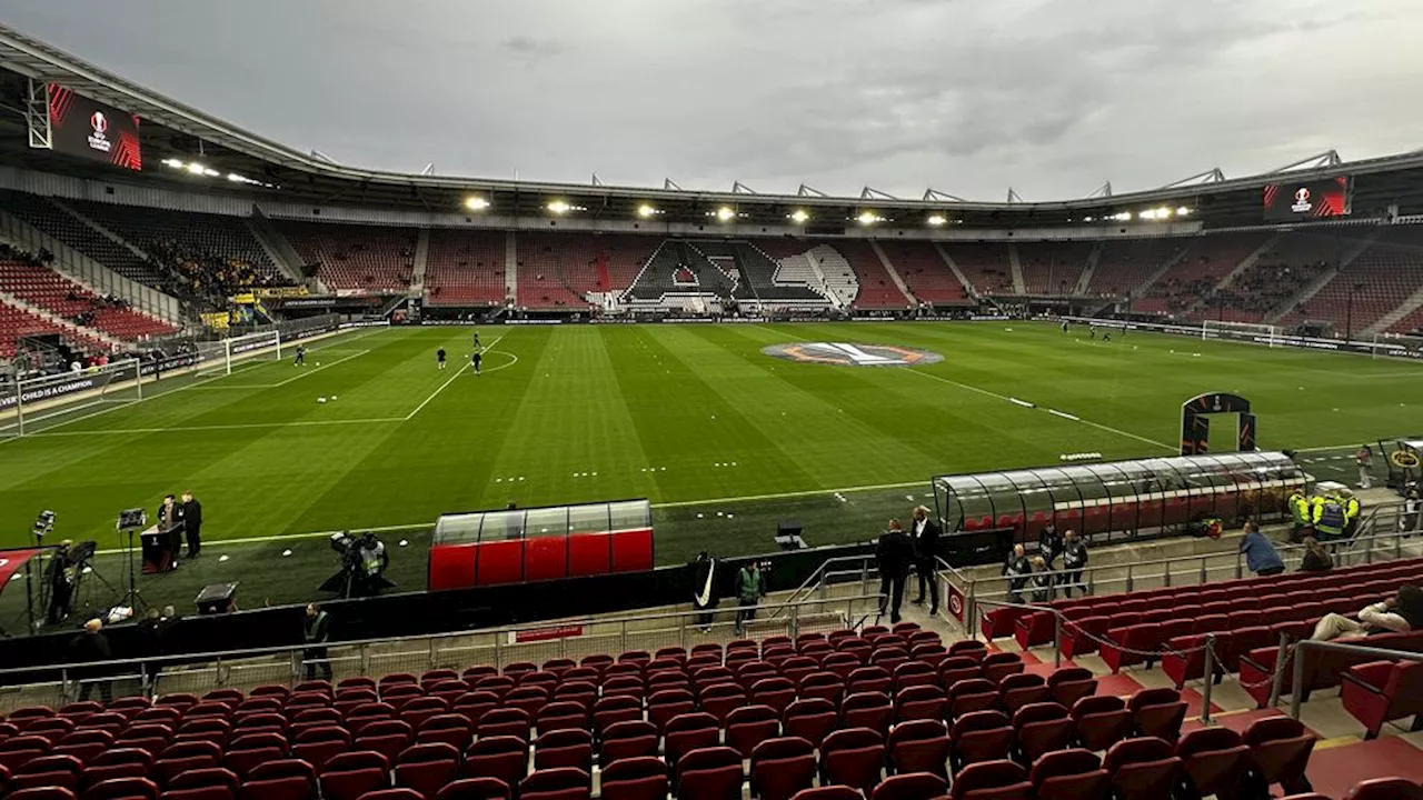 Geen verrassingen in opstelling AZ • Fanmars Twente-supporters door Manchester