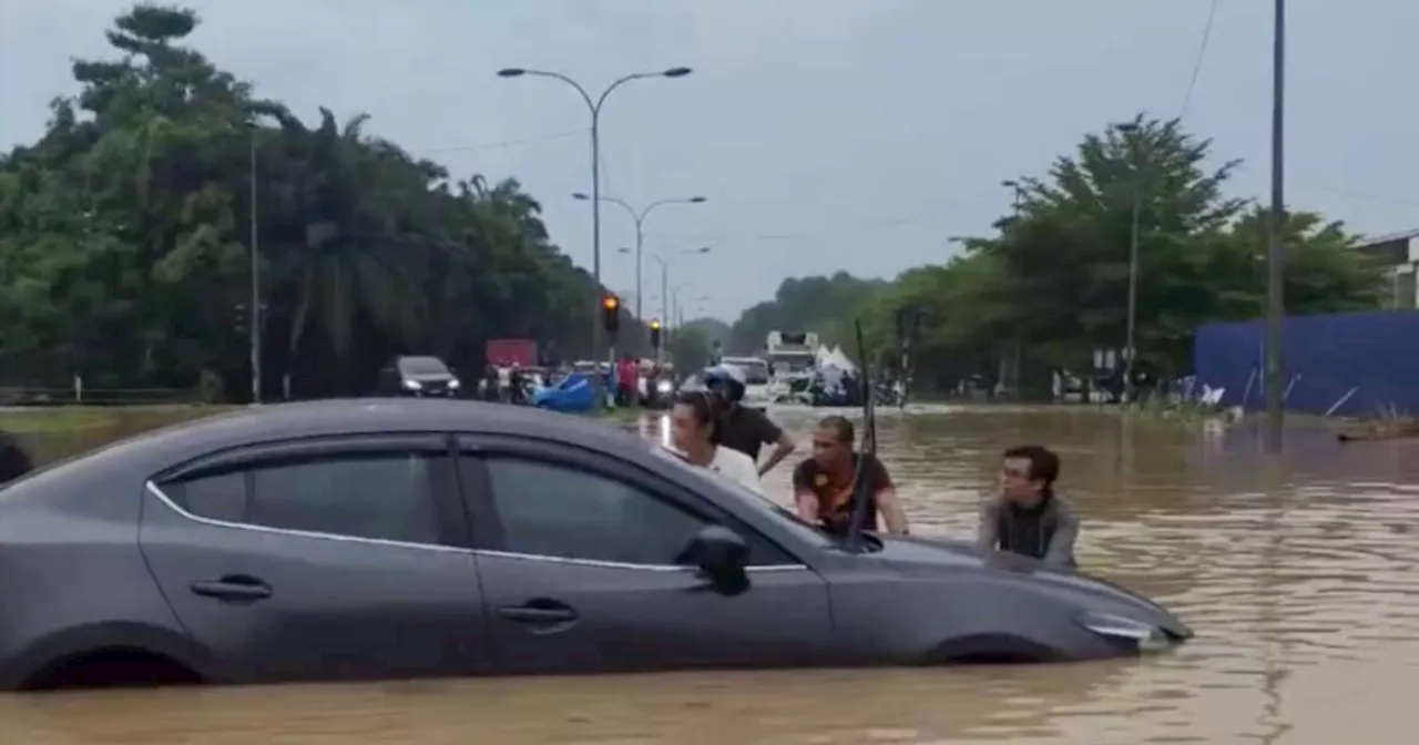 Flooding Hits Several Areas in Shah Alam and Klang