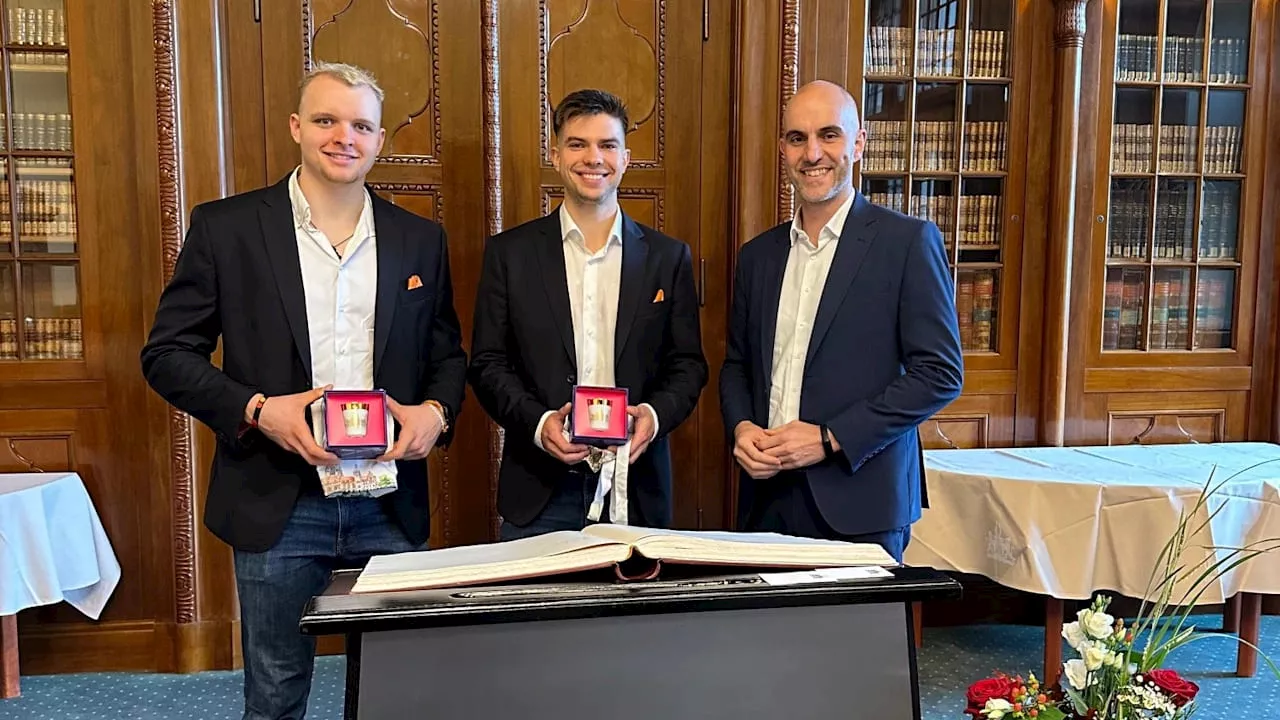 Besuch im Rathaus: Silber-Handballer jetzt im Goldenen Buch