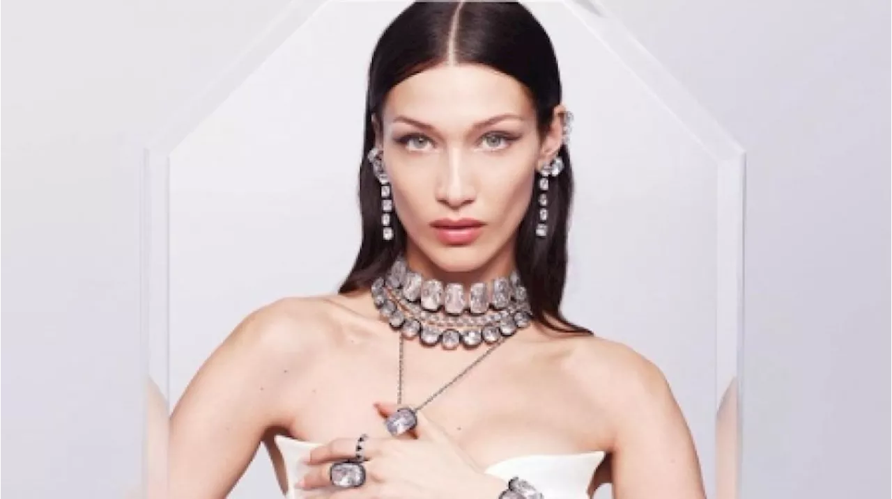 Bella Hadid Menyapa Penggemar Setelah Kembali Tampil di Paris Fashion Week