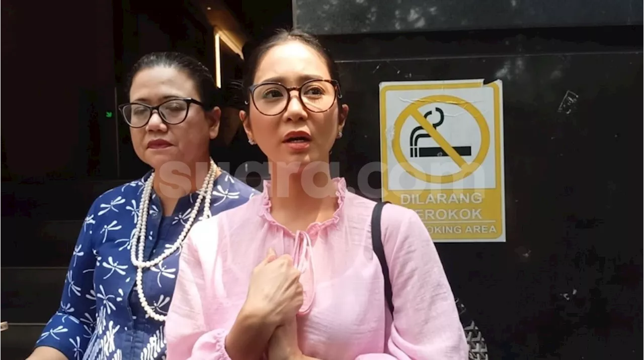 Sulit Kontrol Emosi Gegara Ditipu Rp 15 Miliar, Bunga Zainal Sampai Lempar Ponsel ke Anak