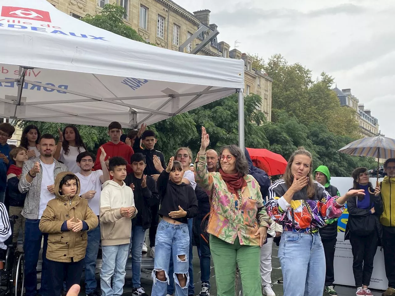 Marseillaise en chansigne, drapeau flottant sur l’Hôtel de Ville… Bordeaux lance la semaine de la langue des signes