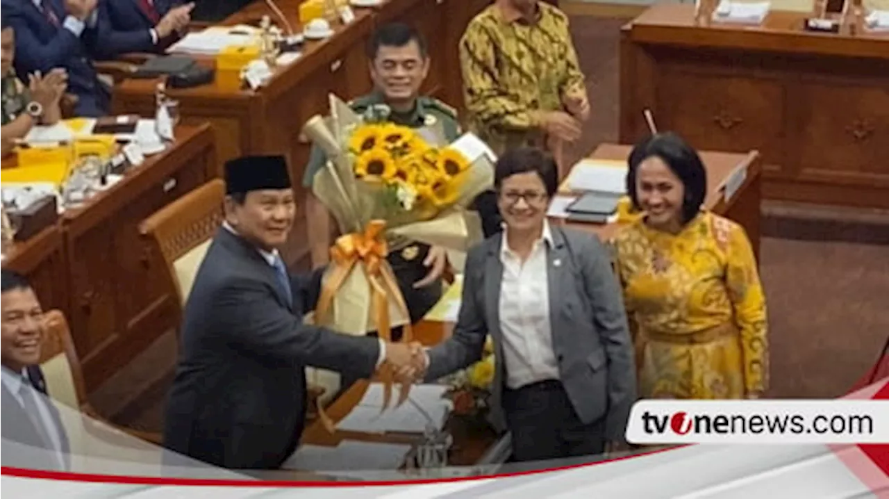 Prabowo Terima Buket Bunga Matahari dari Fraksi Golkar Saat Rapat Kerja Komisi I DPR