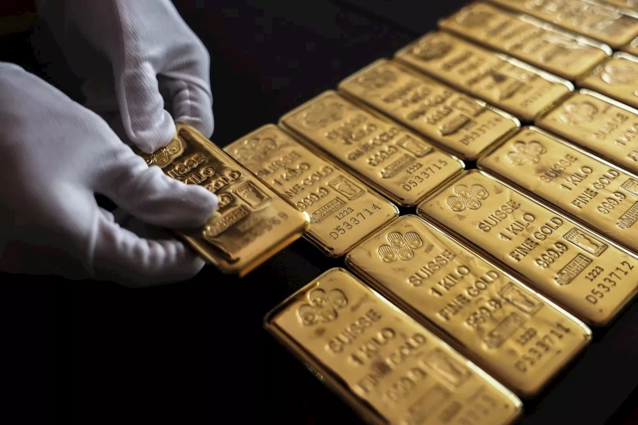 Gold Rises to Record High as US Data Support Deeper Rate Cuts