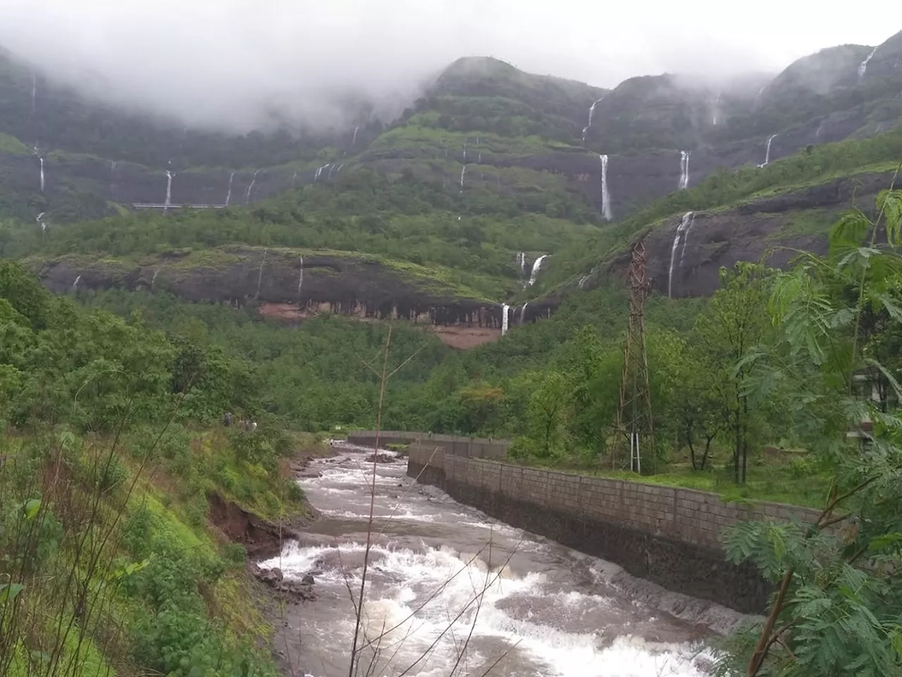 खोपोलीच्या झेनीथ वॉटरफॉलजवळ घडली थरारक घटना; एकाच कुटुंबातील चौघेजण अडकले