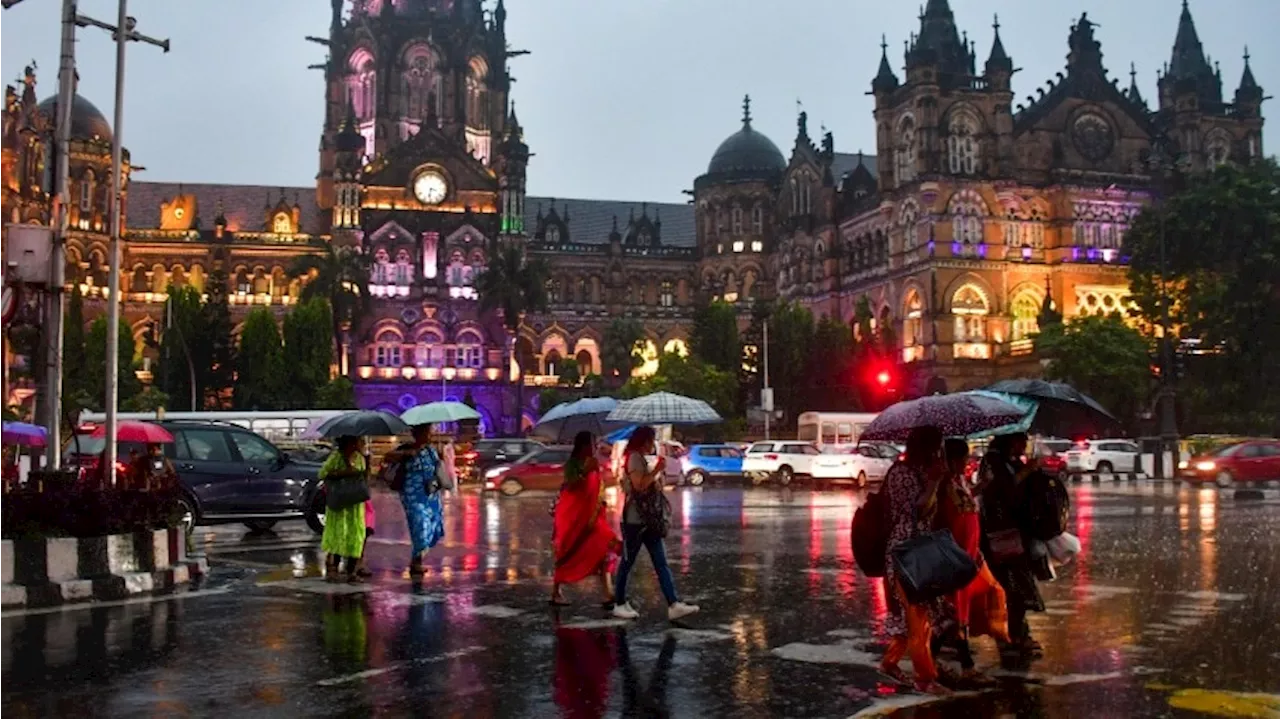 Mumbai Rains: लगातार बारिश से बेहाल मुंबई, रेलवे ट्रैक पर भरा पानी, स्कूल-कॉलेज बंद, लोगों से घर में रहने की अपील