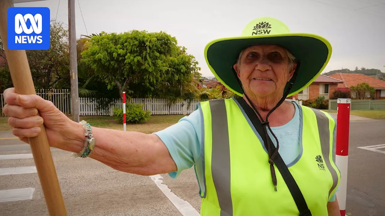 Lollipop lady Lynn Englert retires at Warilla Public School after almost 30 years