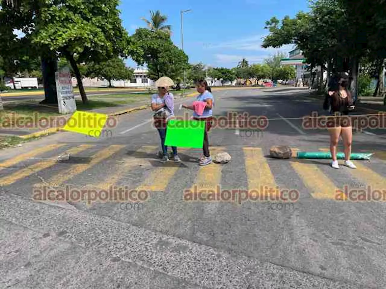 Bloquean calle para exigir intendente en Escuela Primaria “UFIA”, en Veracruz Puerto