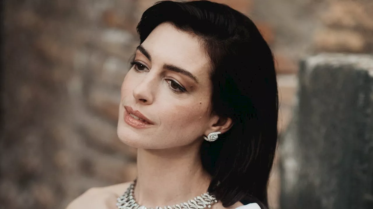 Anne Hathaway Revealed All the Beauty Products She Carries in Her Bag