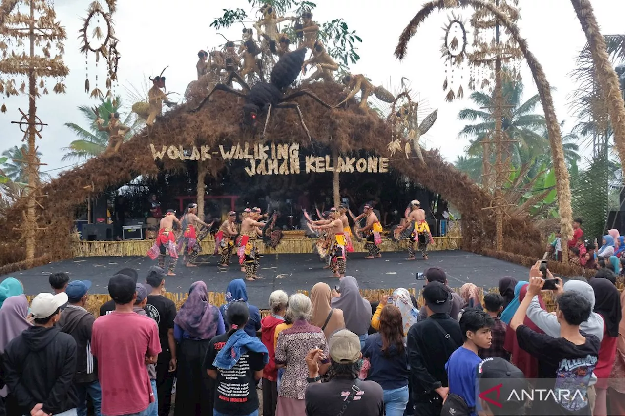 Pentas seni budaya Festival Lima Gunung di lereng Gunung Merbabu