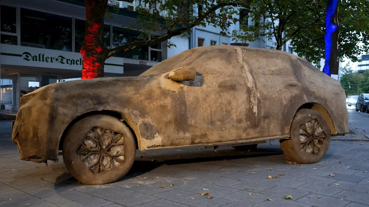 München: Deshalb parken hier drei SUV aus Erde, Wolle und Lehm