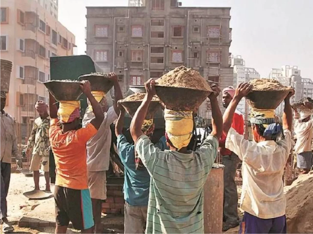 सरकार ने दिवाली के पहले न्यूनतम मजदूरी बढ़ाई: कंस्ट्रक्शन लेबर को अब रोजाना 783 रुपए मिलेगा, हाई-स्किल्ड वर...