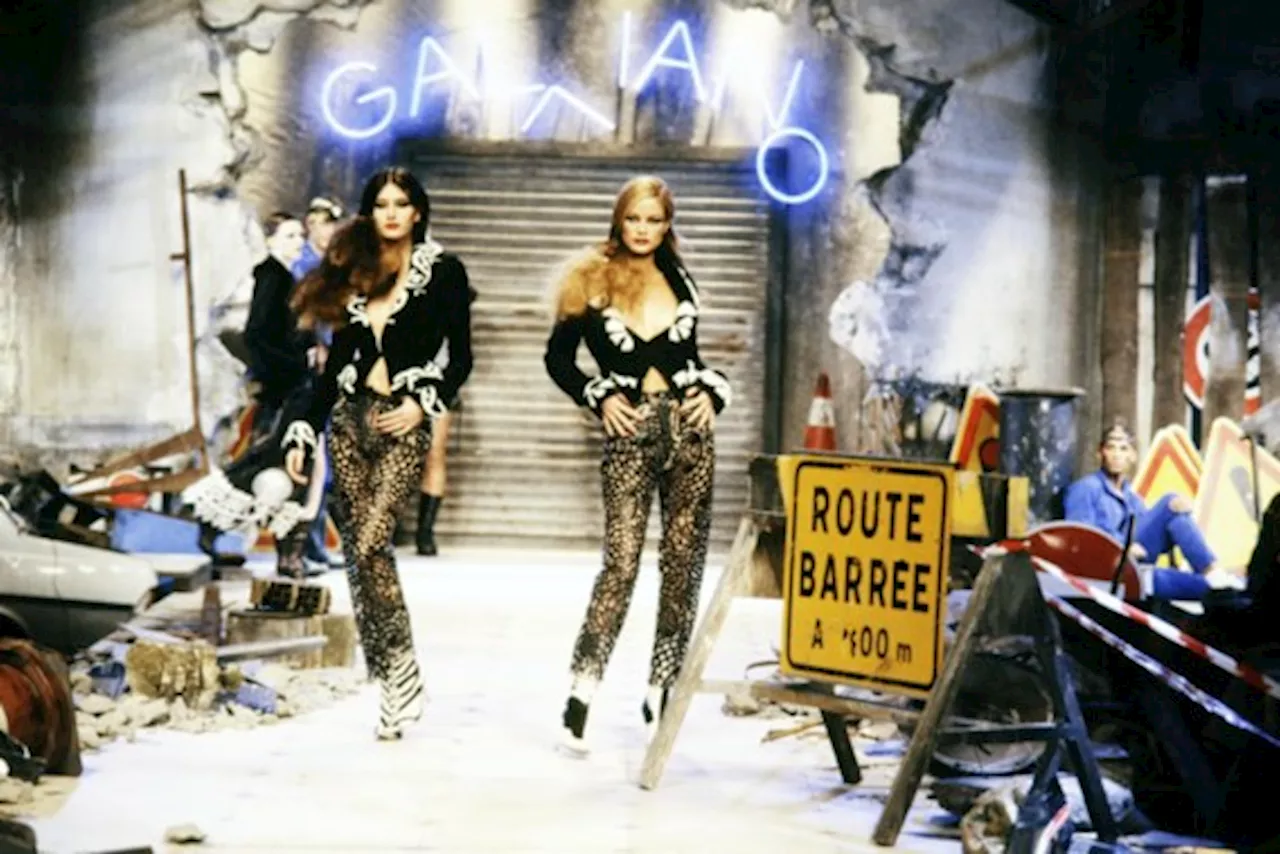 John Galliano présente une collection postmoderniste à Paris