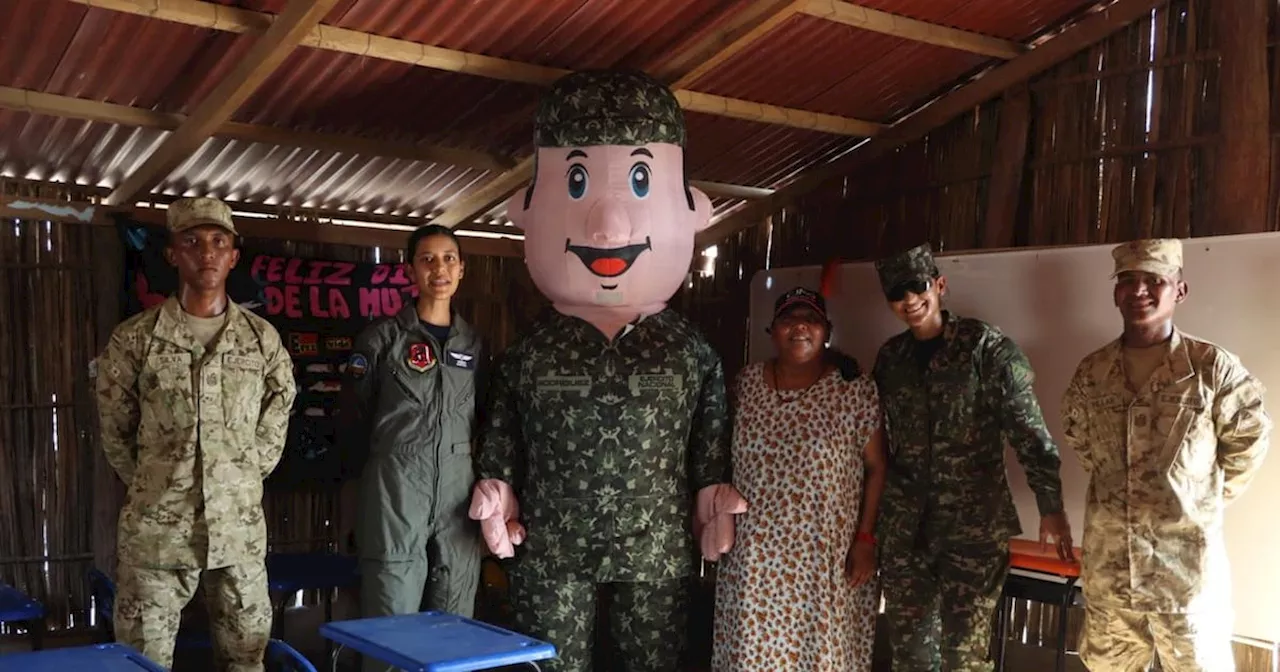 Fuerza Aérea Colombiana entrega útiles escolares a colegios en La Guajira