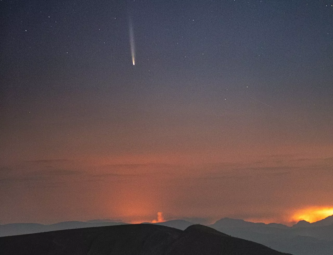 Fotógrafo registra passagem do 'Cometa do Século'; fenômeno pode ser visto em todo o Brasil