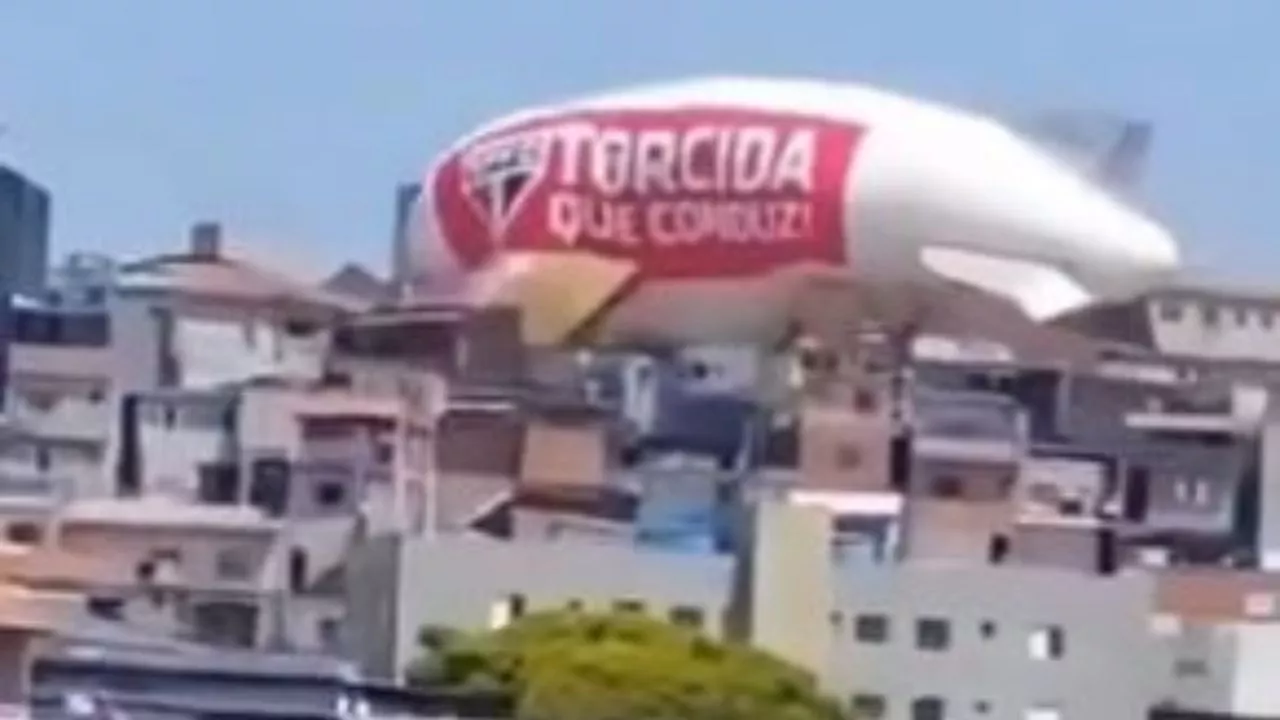 VIDEO capta momento exacto en que un dirigible se estrella contra unas viviendas