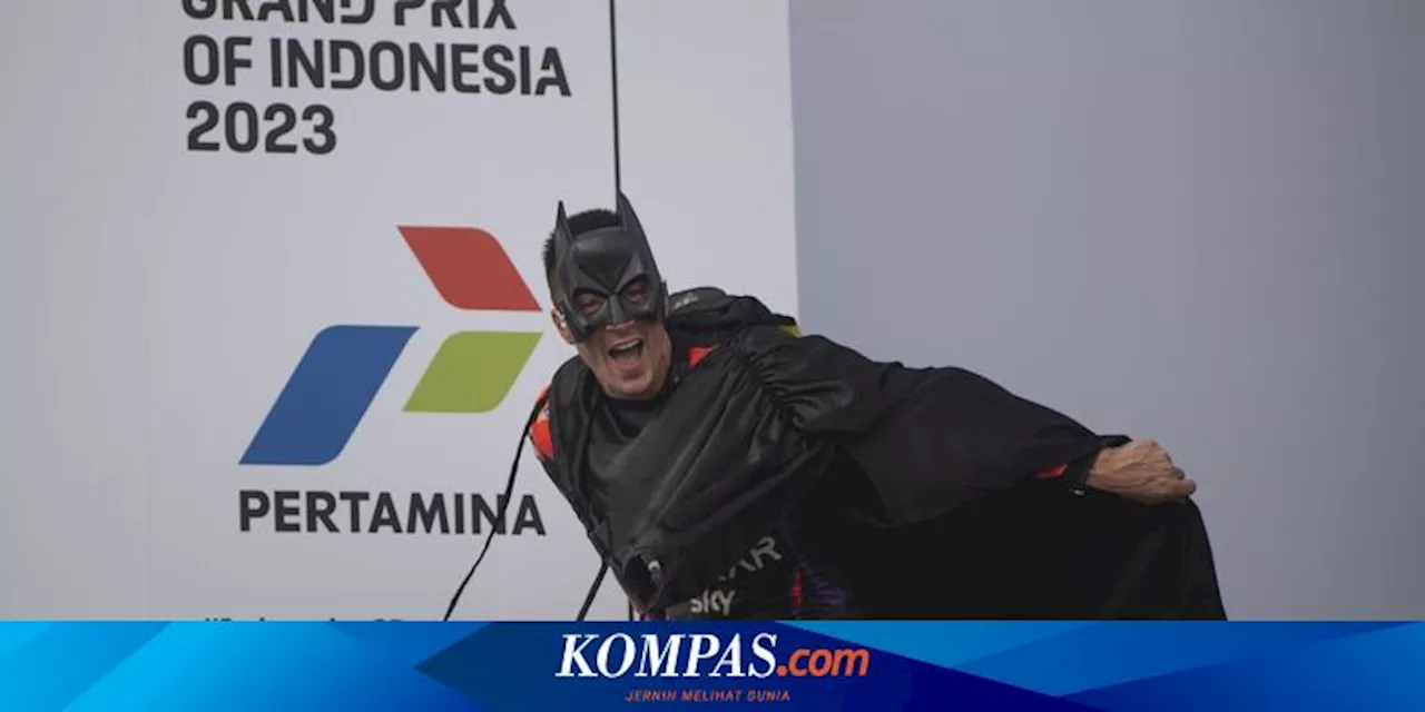 Maverick Vinales Kenakan Kostum Batman di Podium MotoGP Mandalika