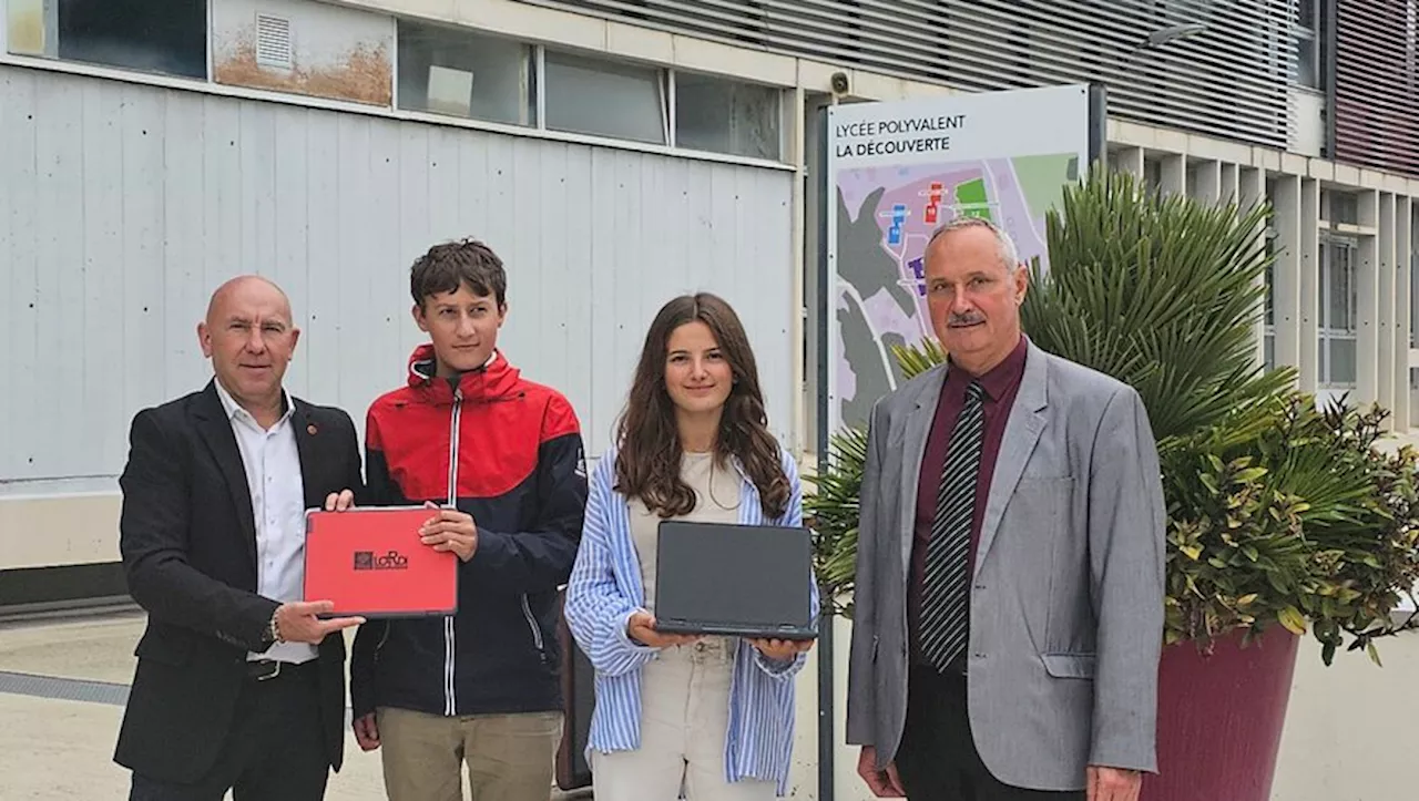 Distribution de ordinateurs aux élèves du lycée La Découverte à Decazeville