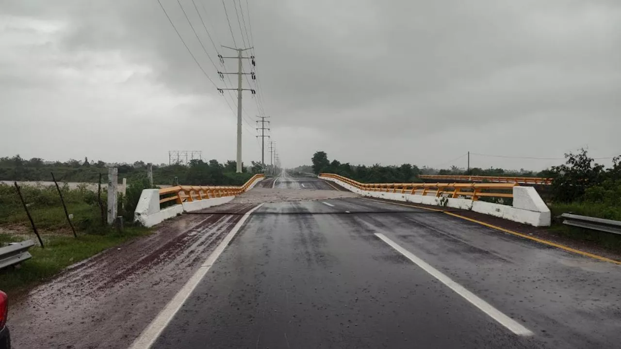 Reportan colapso de puente en Viaducto Diamante, Acapulco, debido a lluvias del huracán John