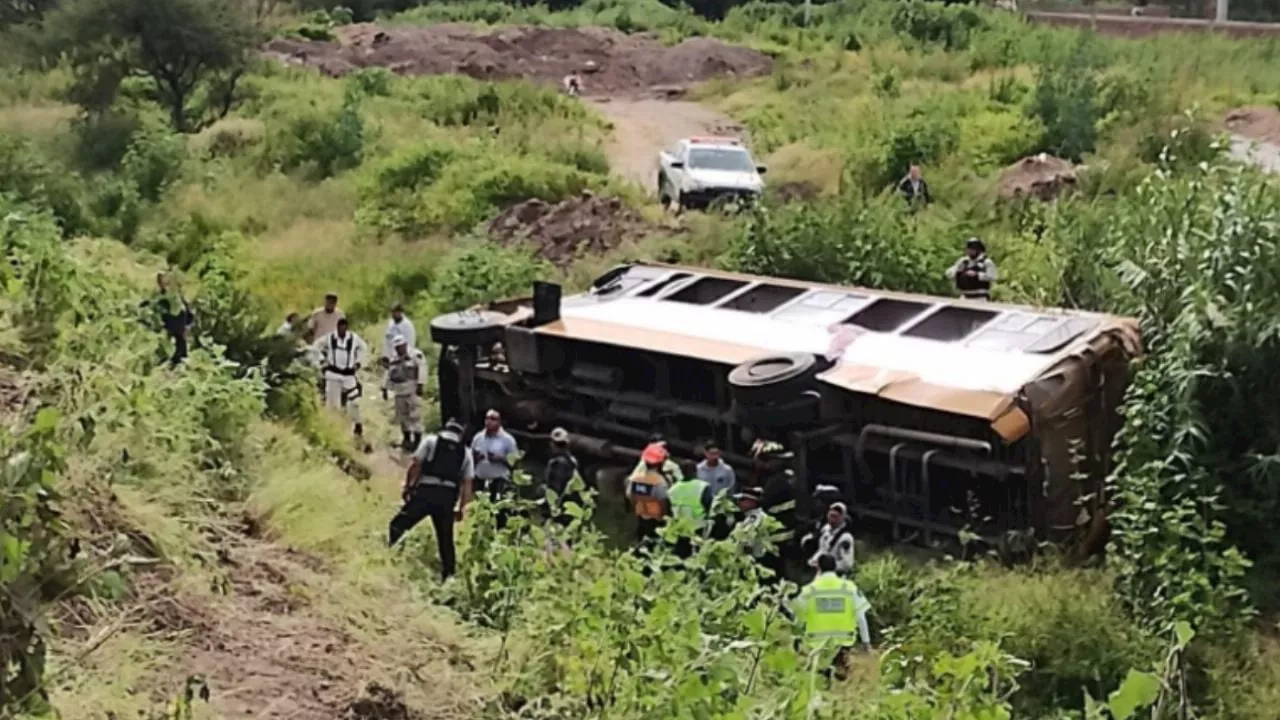 Vuelca autobús con estudiantes del Tecnológico Superior de Jalisco en Guanajuato; muere una estudiante