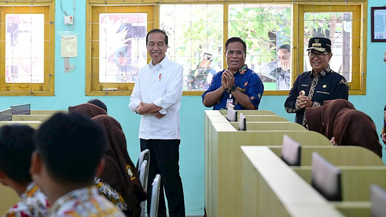 Jokowi Tinjau Fasilitas Pendidikan di SMKN 1 Tanah Grogot Kaltim, Beri Pesan Semangat untuk Siswa