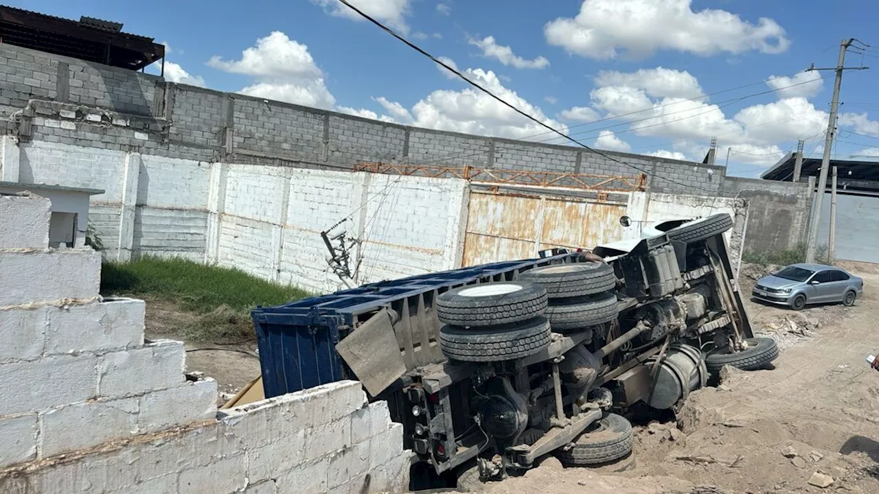 Vuelca camión de carga en cárcamo de Torreón; daños ascienden a 360 mil pesos