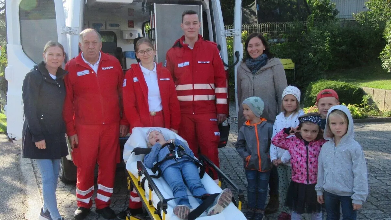 Mit „Blaulicht“ in den Kindergarten Gastern