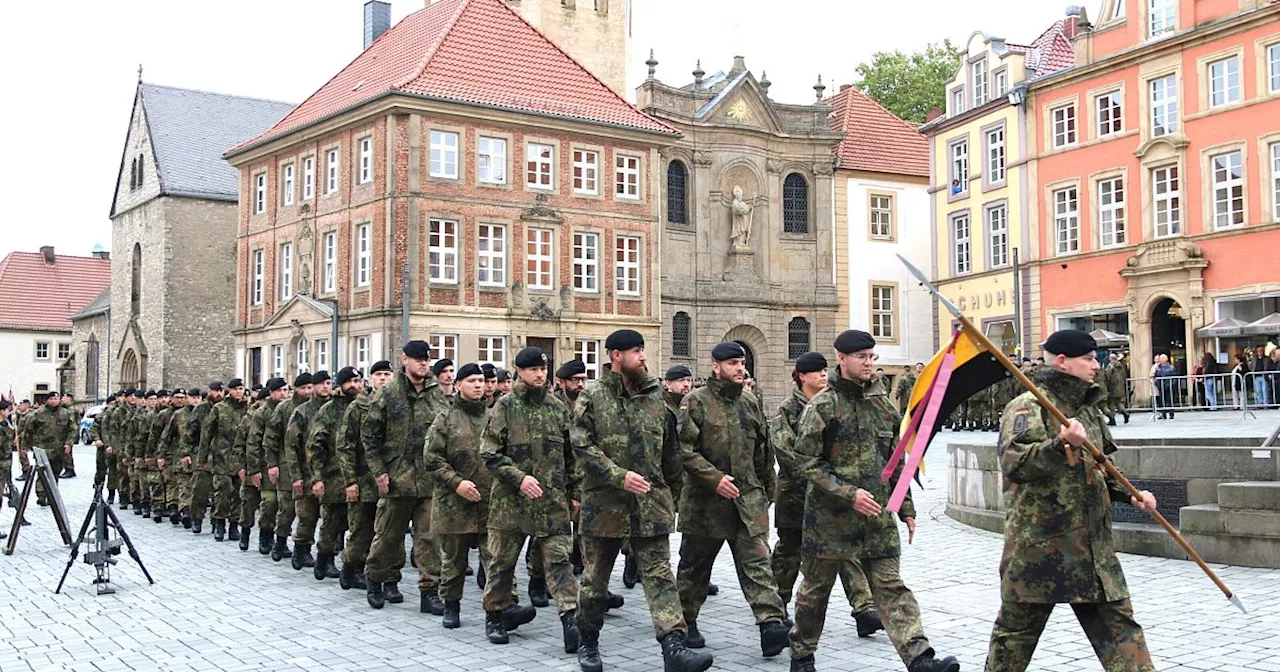 Soldaten werden auf dem Paderborner Domplatz für ihre Leistungen ausgezeichnet