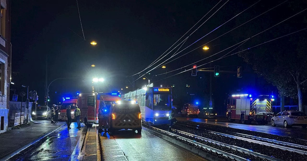 Straßenbahn und Auto stoßen in Bielefeld zusammen: Autofahrer verletzt