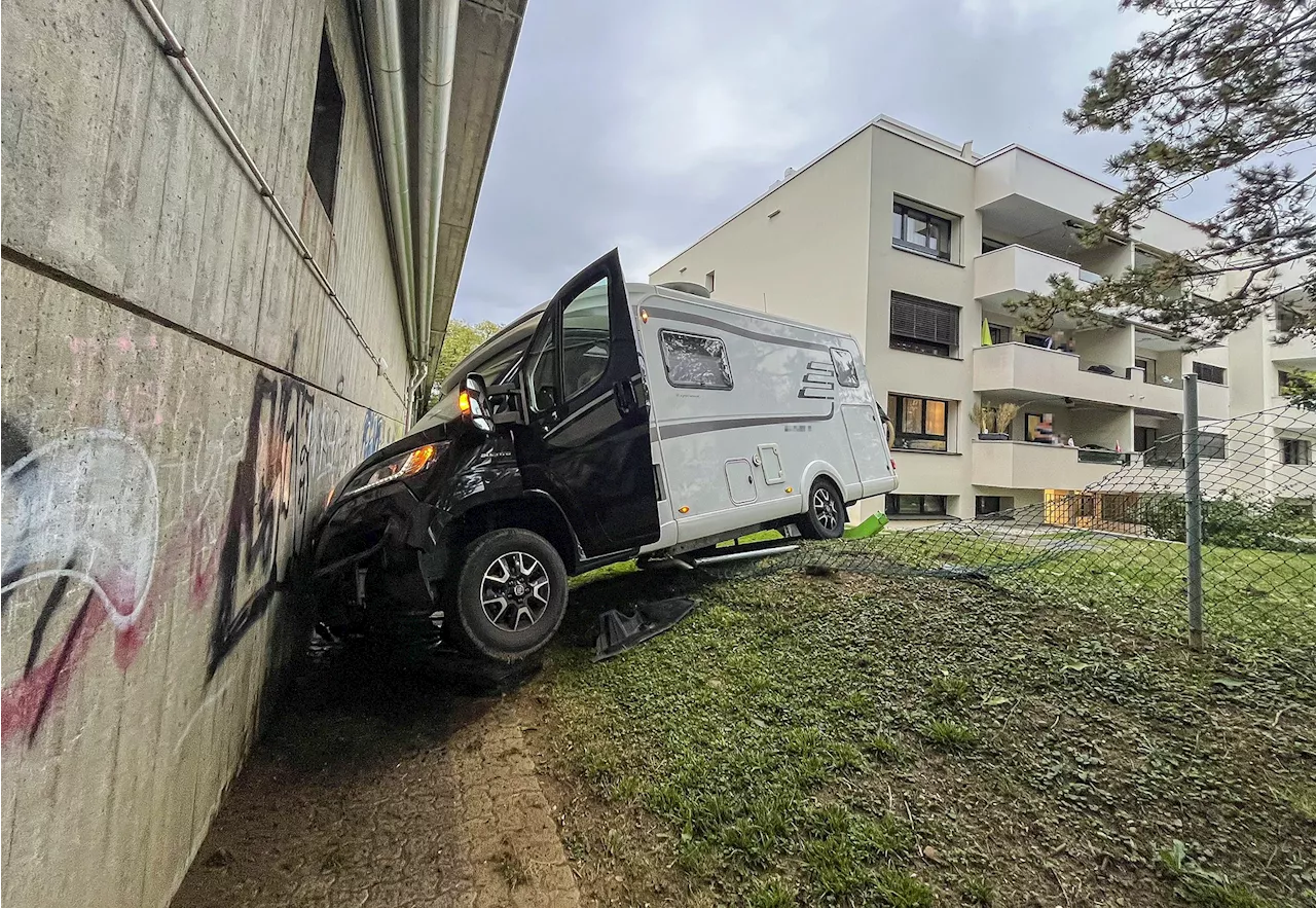 Binningen BL: Wohnmobillenkerin (75) kollidiert frontal mit Betonmauer