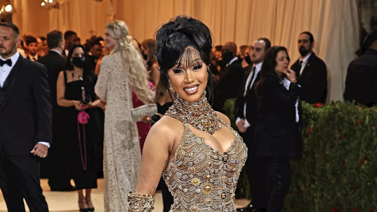 18 Tage nach Geburt: Cardi B glänzt auf Pariser Fashion Week