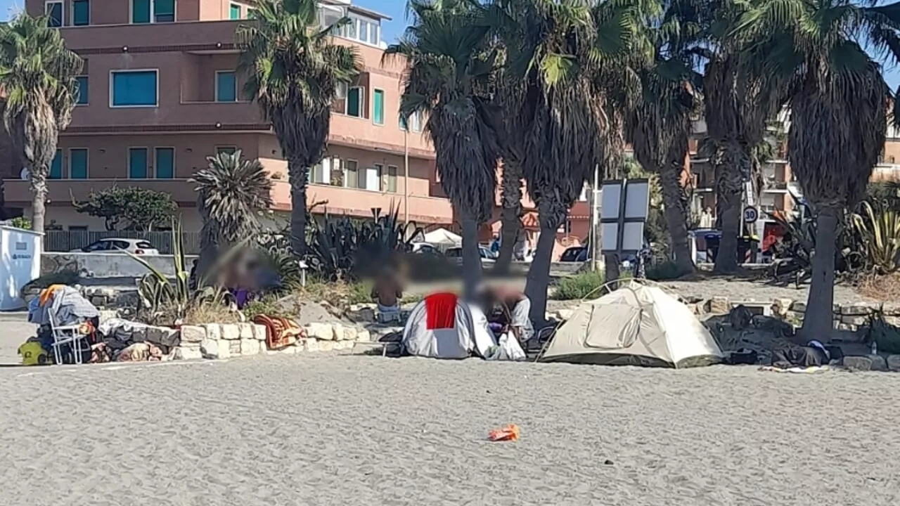 Ostia, sgomberata tendopoli nella spiaggia libera del Comune