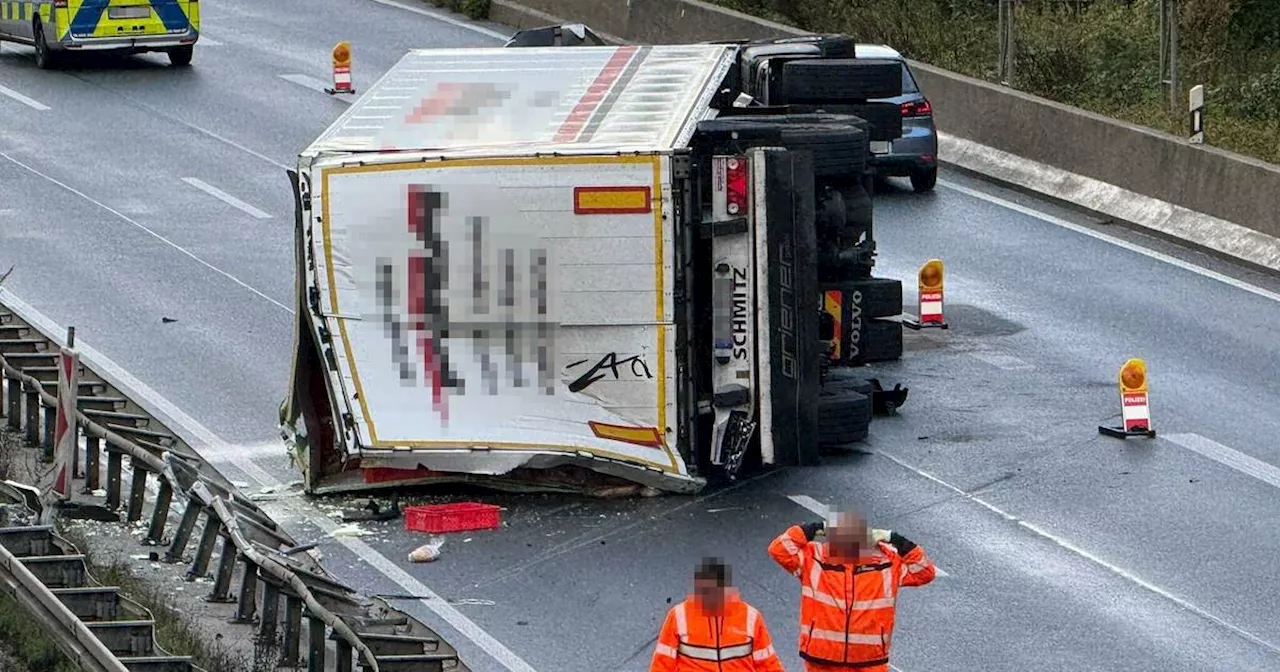 Mönchengladbach: Lkw kippt auf A 52 – Bergungsteams unterwegs