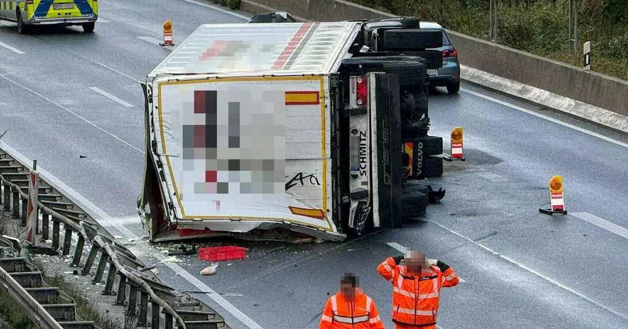 Mönchengladbach: Lkw kippt auf A52 um – Bergungsteams unterwegs