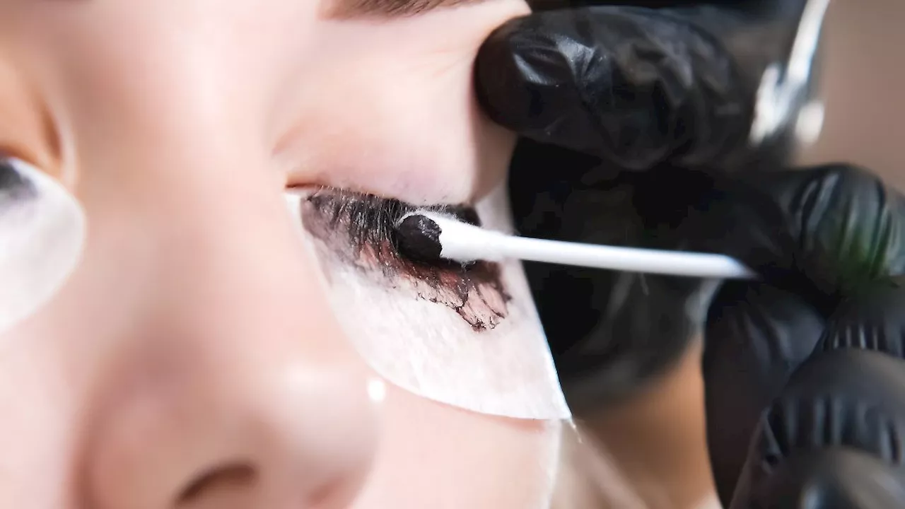 Wimpern selbst färben: Mit der Schritt-für-Schritt-Anleitung klappt’s zu Hause