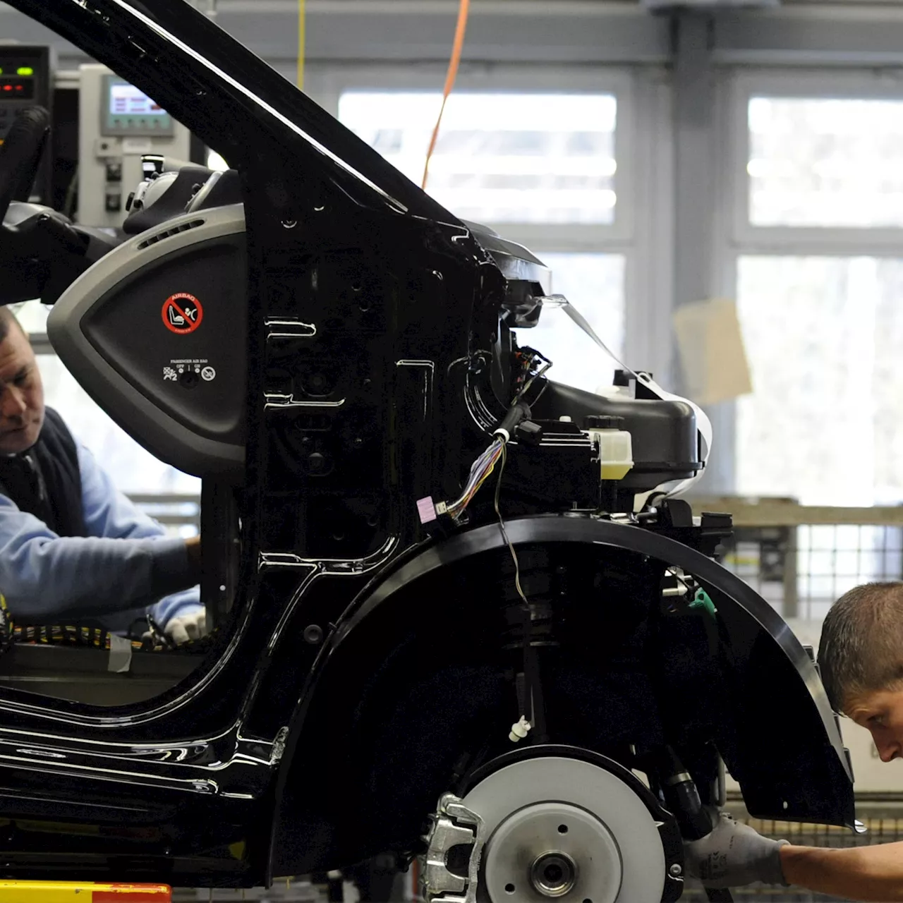  Automobile : 'La transition vers l'électrique asphyxie la première industrie européenne', selon François Lenglet