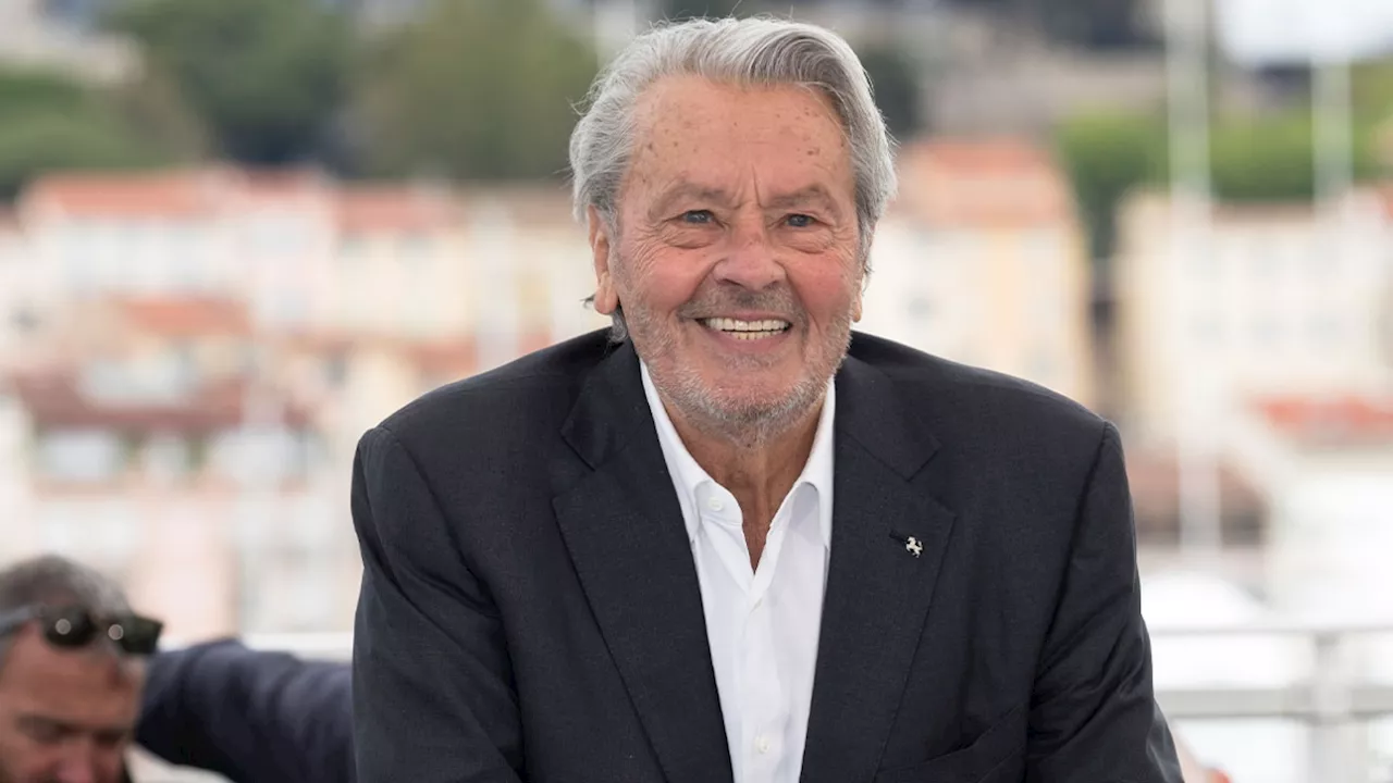 Une dernière volonté surprenante: Alain Delon inhumé avec Poupouss, son chat congelé à trois pattes