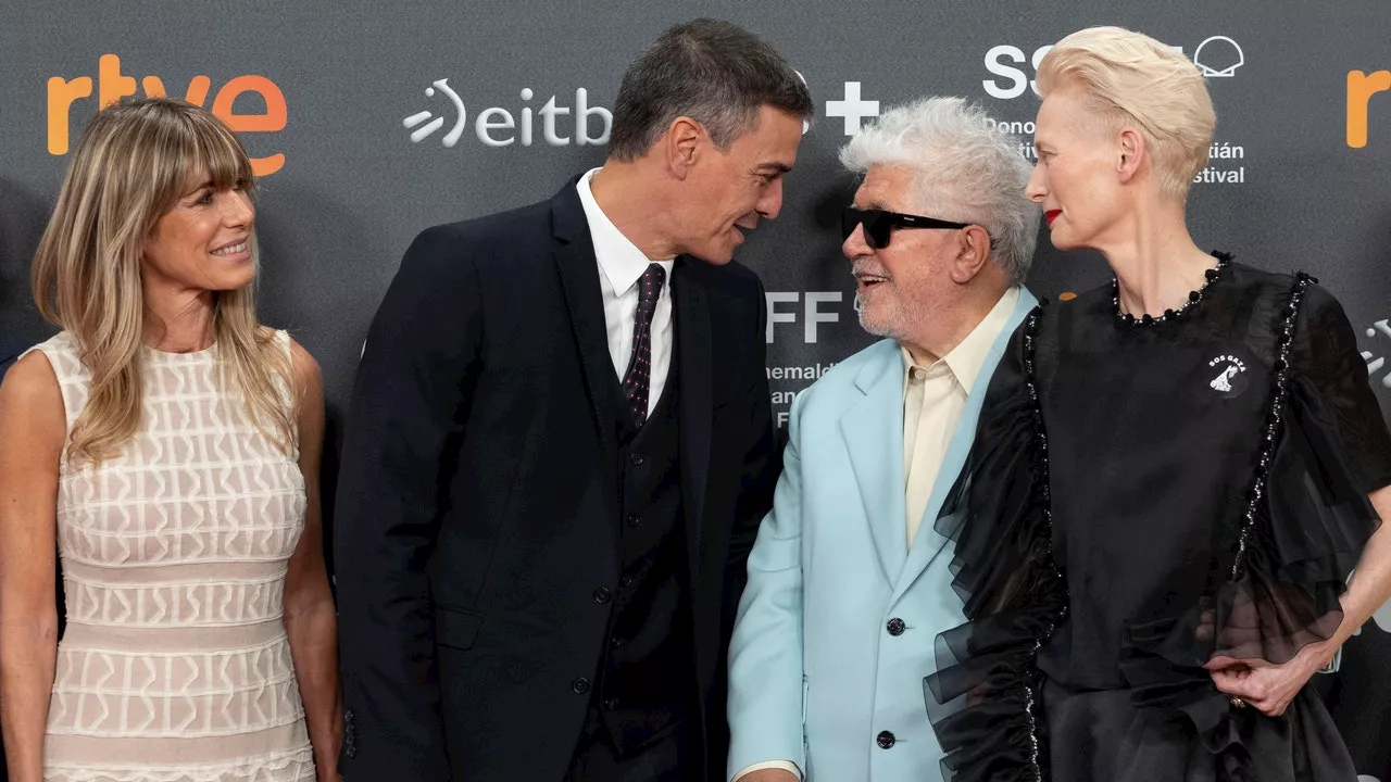 Pedro Sánchez y Begoña Gómez, con Pedro Almodóvar en el Festival de Cine de San Sebastián